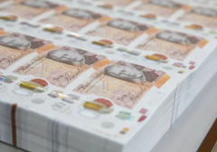 英镑跌至两个月新低 交易员加码押注英国央行降